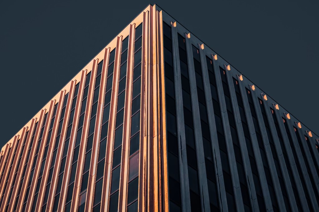 Edificio moderno con fachada iluminada al atardecer